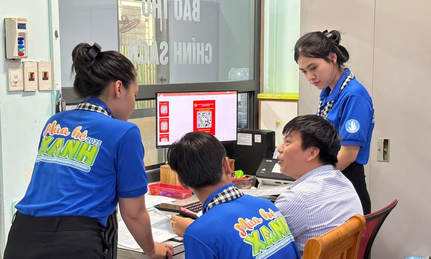 Phân hiệu Học viện Hành chính & Quản trị công TP.HCM hỗ trợ tại phường Hòa Hưng, Diên Hồng và Vườn Lài (TP.HCM), góp sức vào công tác phục vụ hành chính công và chuyển đổi số tại cơ sở. (Ảnh: Cổng thông tin điện tử T.Ư Đoàn TNCS Hồ Chí Minh) Phân hiệu Học viện Hành chính & Quản trị công TP.HCM hỗ trợ tại phường Hòa Hưng, Diên Hồng và Vườn Lài (TP.HCM), góp sức vào công tác phục vụ hành chính công và chuyển đổi số tại cơ sở. (Ảnh: Cổng thông tin điện tử T.Ư Đoàn TNCS Hồ Chí Minh)