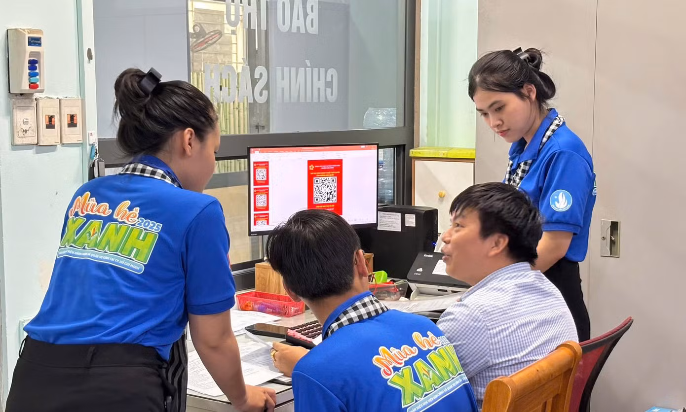 Phân hiệu Học viện Hành chính & Quản trị công TP.HCM hỗ trợ tại phường Hòa Hưng, Diên Hồng và Vườn Lài (TP.HCM), góp sức vào công tác phục vụ hành chính công và chuyển đổi số tại cơ sở. (Ảnh: Cổng thông tin điện tử T.Ư Đoàn TNCS Hồ Chí Minh) Phân hiệu Học viện Hành chính & Quản trị công TP.HCM hỗ trợ tại phường Hòa Hưng, Diên Hồng và Vườn Lài (TP.HCM), góp sức vào công tác phục vụ hành chính công và chuyển đổi số tại cơ sở. (Ảnh: Cổng thông tin điện tử T.Ư Đoàn TNCS Hồ Chí Minh)