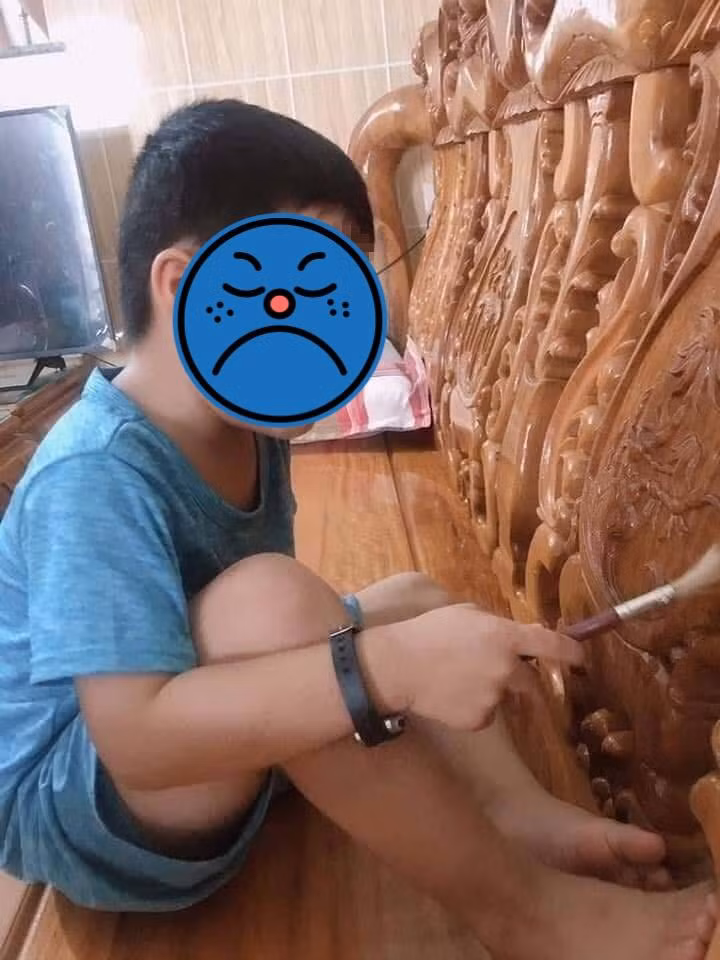 Nhiều bạn trẻ "khóc ròng" mỗi khi phải lau chùi bàn ghế chạm trổ.