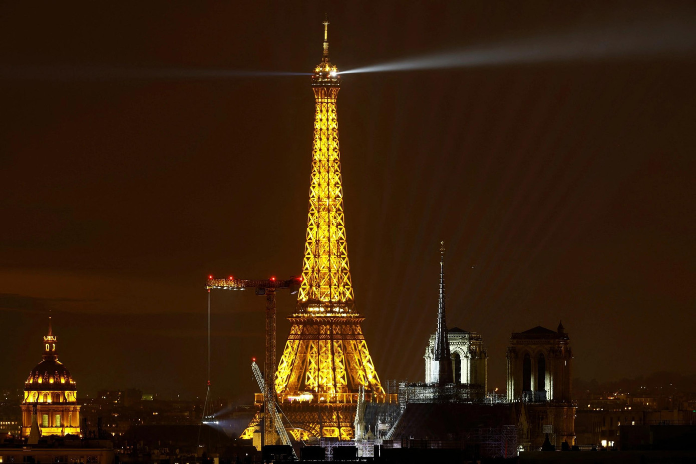 Quang cảnh tháp Eiffel vào ban đêm. (Ảnh: Reuters) Quang cảnh tháp Eiffel vào ban đêm. (Ảnh: Reuters)
