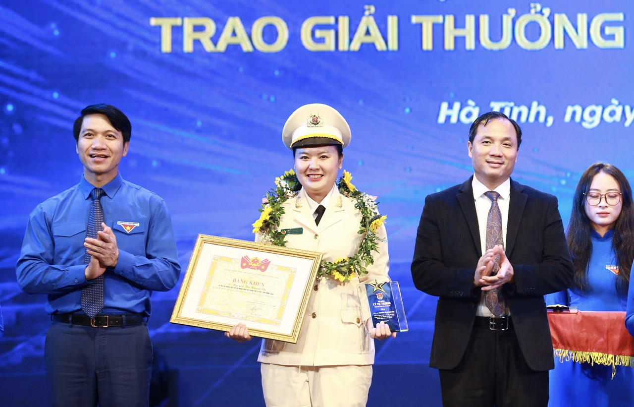 Đồng chí Hoàng Trung Dũng, Uỷ viên BCH TƯ Đảng, Bí thư Tỉnh uỷ Hà Tĩnh và đồng chí Nguyễn Ngọc Lương, Bí thư thường trực TƯ Đoàn, Chủ tịch TƯ Hội LHTN Việt Nam trao Bằng khen cho cá nhân nhận giải thưởng Lý Tự Trọng tại buổi lễ.