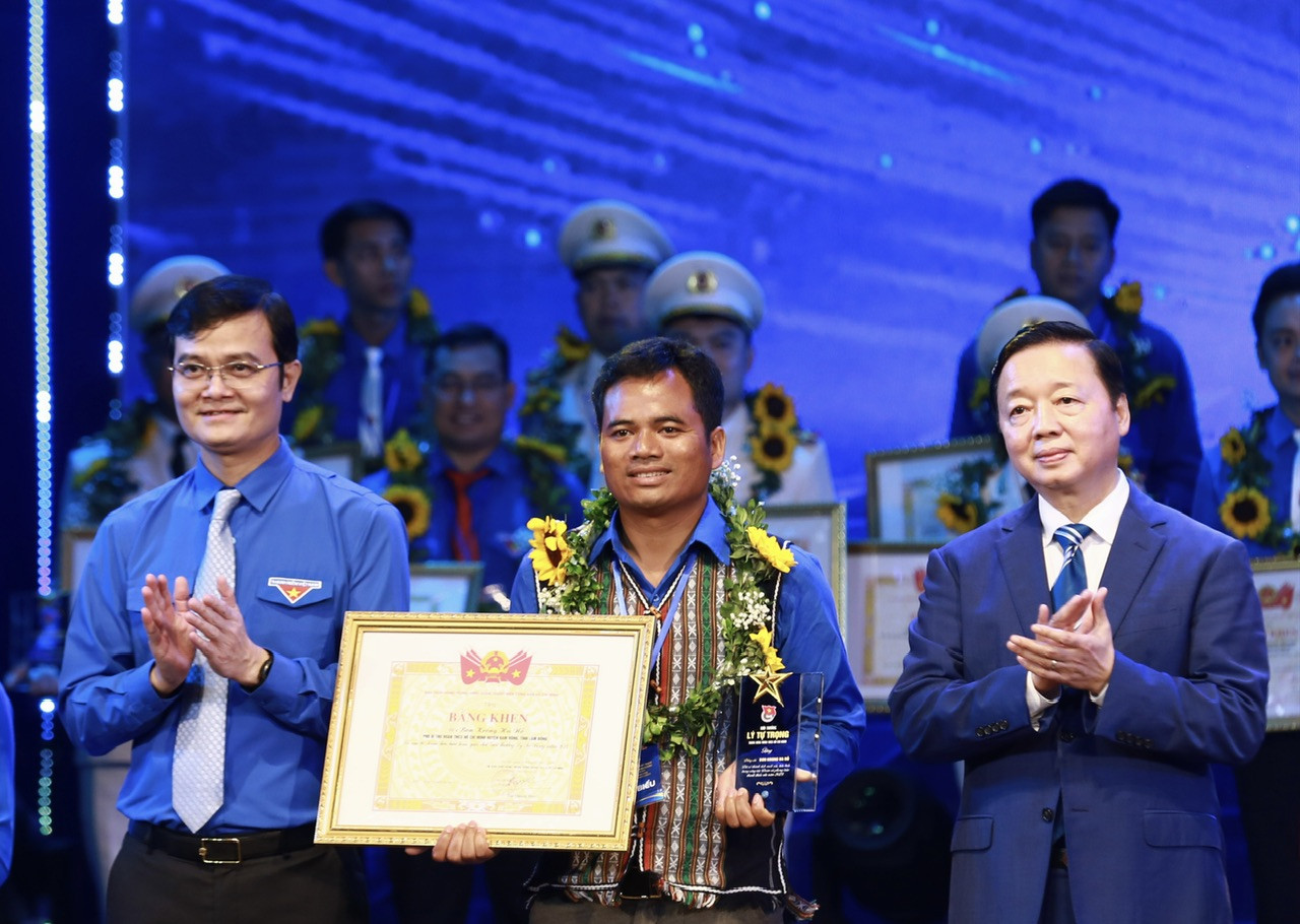 Đồng chí Trần Hồng Hà, Ủy viên BCH TƯ Đảng, Phó Thủ tướng Chính Phủ và đồng chí Bùi Quang Huy, Uỷ viên dự khuyết BCH TƯ Đảng, Bí thư thứ nhất TƯ Đoàn trao Bằng khen cho cá nhân nhận giải thưởng Lý Tự Trọng tại buổi lễ.