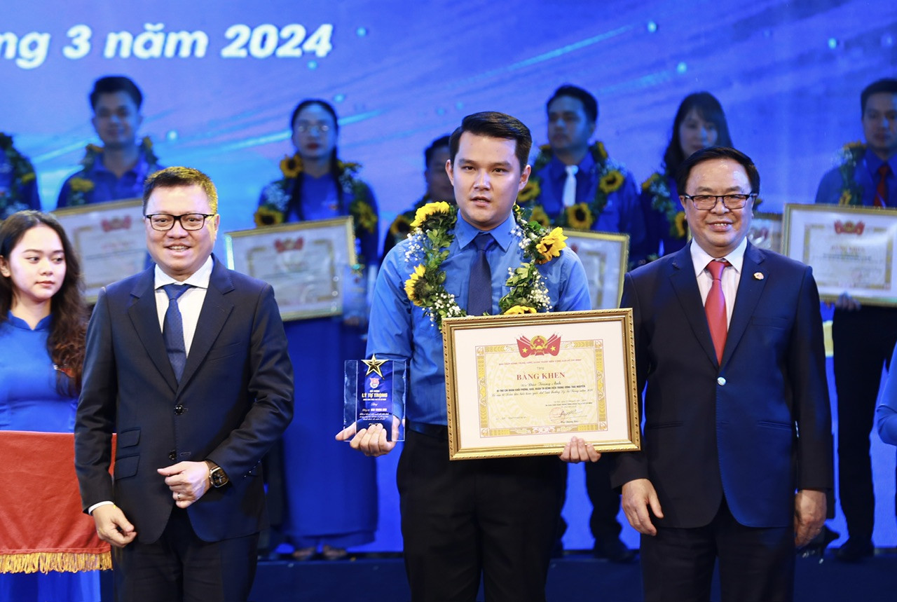 Đồng chí Lê Quốc Minh, Uỷ viên BCH TƯ Đảng Tổng Biên tập Báo Nhân dân, Phó Trưởng Ban Tuyên giáo Trung ương và đồng chí Hoàng Bình Quân, Nguyên Trưởng ban Đối ngoại TƯ trao Bằng khen cho cá nhân nhận giải thưởng Lý Tự Trọng tại buổi lễ.