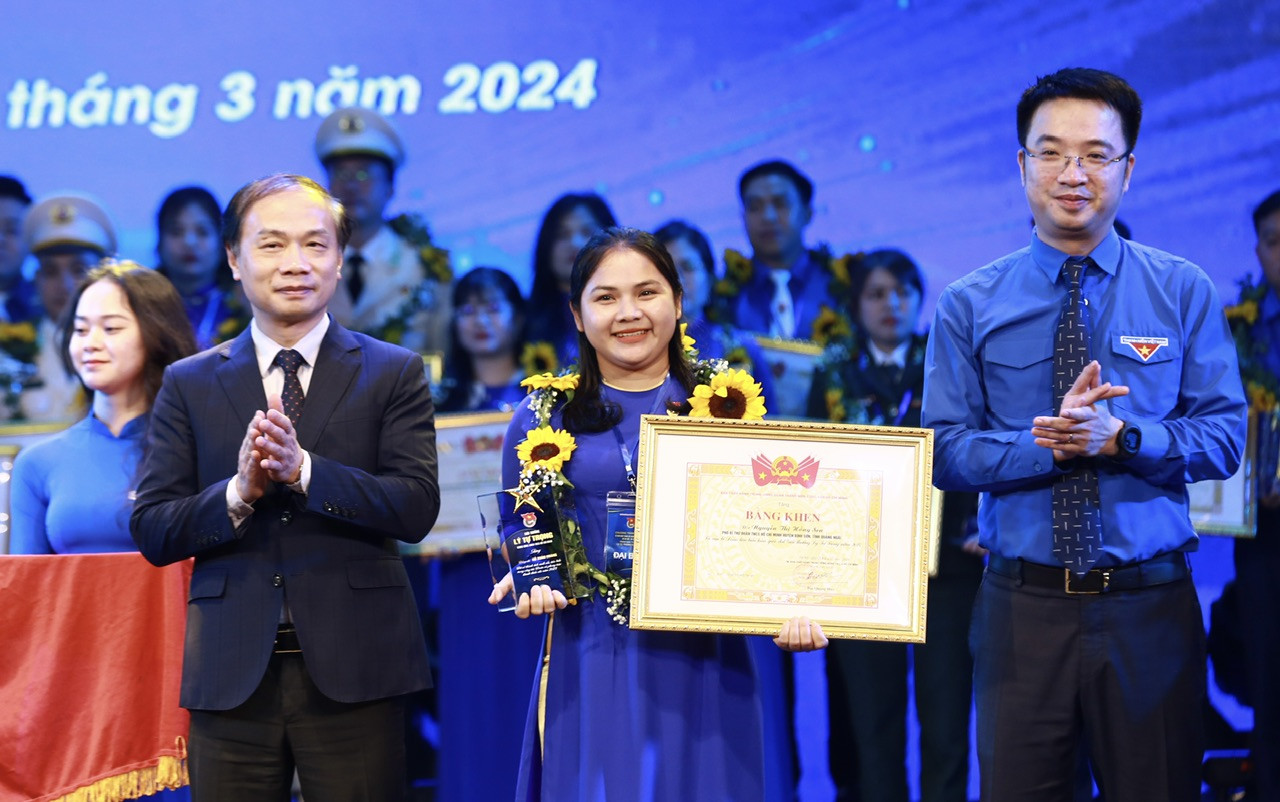 Đồng chí Phạm Tất Thắng, Uỷ viên BCH TƯ Đảng, Phó trưởng ban Thường trực Ban Dân vận TƯ và đồng chí Nguyễn Tường Lâm, Bí thư TƯ Đoàn, Phó Chủ nhiệm thường trực Quốc gia về thanh niên Việt Nam trao Bằng khen cho cá nhân nhận giải thưởng Lý Tự Trọng tại buổi lễ.