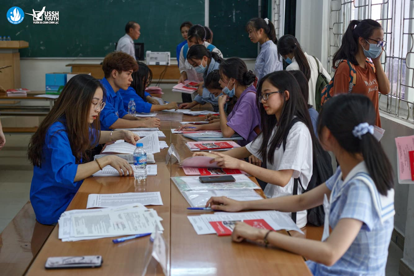 Hội sinh viên ĐH Khoa học Xã hội và Nhân văn, ĐH Quốc gia Hà Nội hỗ trợ sinh viên nhập học.