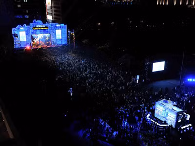 Khán giả cuồng nhiệt trong đêm nhạc rock do bia Tiger tài trợ