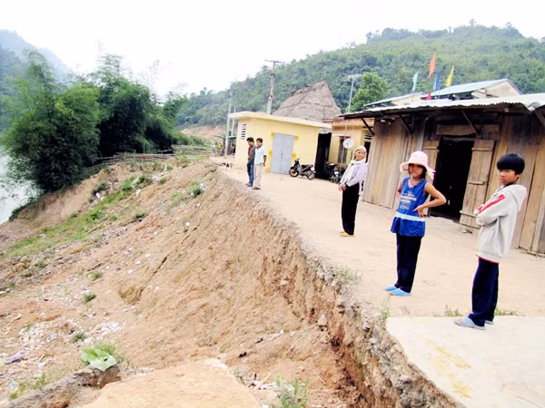 Khu TĐC Alua (xã Dang – Tây Giang) chênh vênh bên miệng vực. Ảnh: Nam Cường. Khu TĐC Alua (xã Dang – Tây Giang) chênh vênh bên miệng vực. Ảnh: Nam Cường
