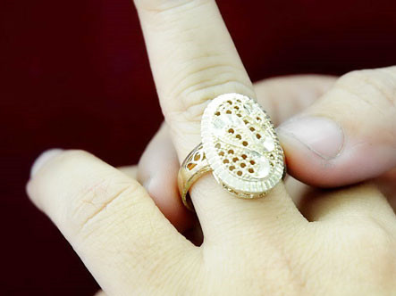 Nhìn bằng mắt thường sẽ thấy các sản phẩm làm từ loại vàng này bị lỗi (rổ). Ảnh: D.D.Minh. Nhìn bằng mắt thường sẽ thấy các sản phẩm làm từ loại vàng này bị lỗi (rổ). Ảnh: D.D.Minh