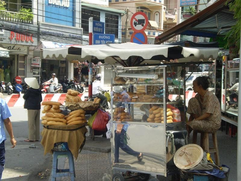 Được thuê vỉa hè, các tủ bánh mì của người nghèo trên lề đường sẽ trở thành nơi kinh doanh hợp pháp.