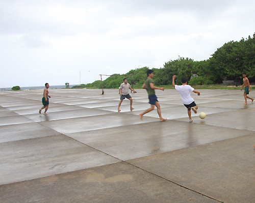 Dù chạy trên mặt bê tông của sân băng, nhưng không phải chiến sĩ nào cũng muốn đi giày thể thao