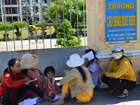 Thấp thỏm ngồi chờ con, em. ảnh Việt Hương