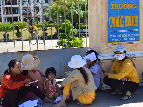 Thấp thỏm ngồi chờ con, em. ảnh Việt Hương