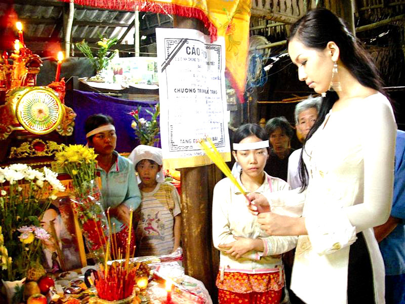 Hoa hậu Mai Phương Thúy thắp hương trước quan tài anh Nguyễn Văn Đùng