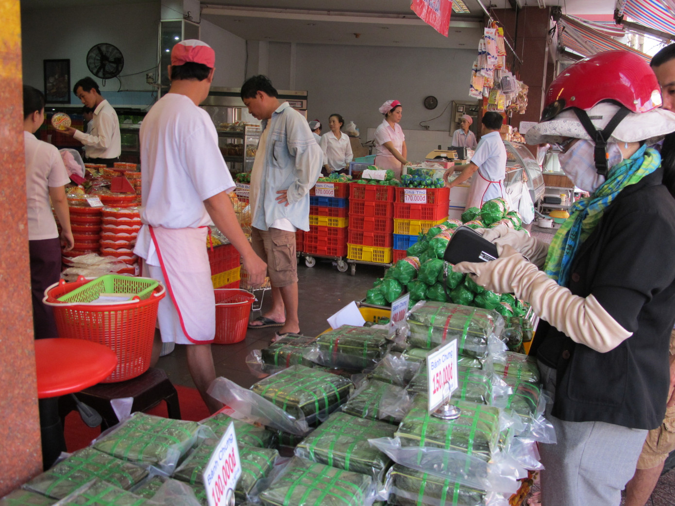 Mâm cơm ngày Tết không thể thiếu bánh chưng,bánh tét