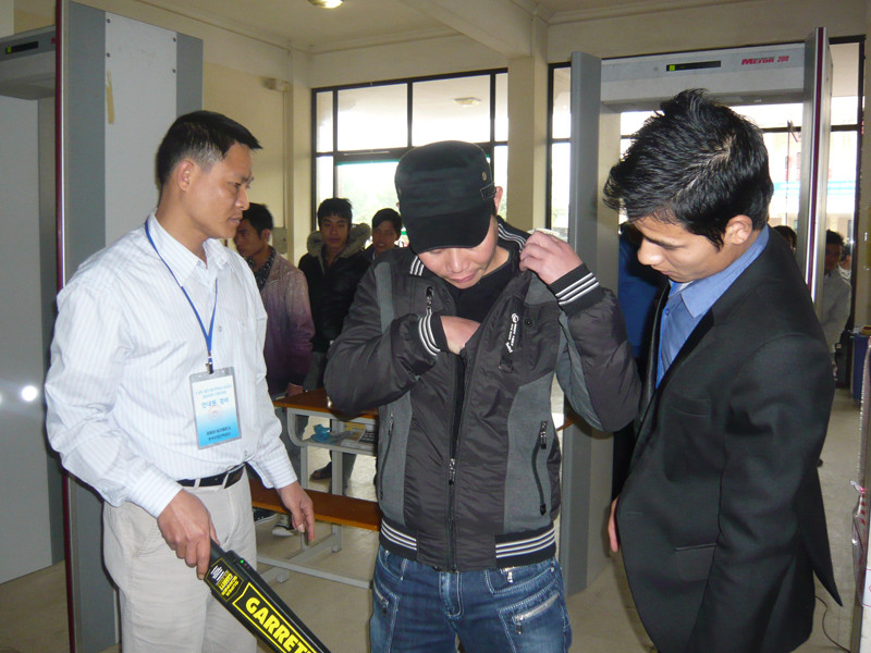 Lao động tự nguyện móc điện thoại nộp cho lực lượng an ninh