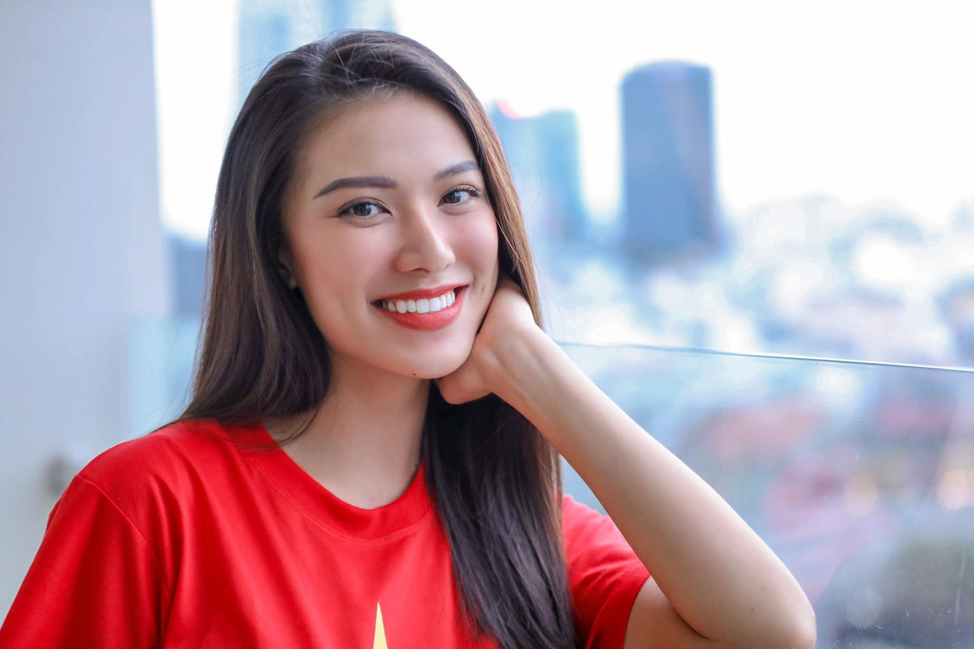 Á hậu Kim Duyên mặc áo cờ đỏ sao vàng mừng ngày lễ độc lập.