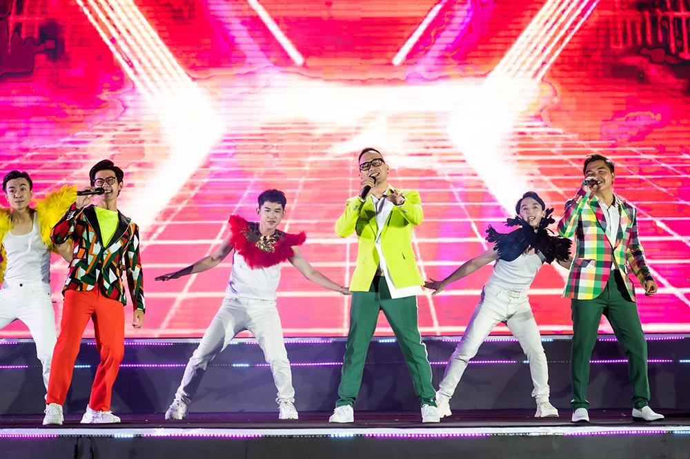 Nhóm MTV mang tới sân khấu màn trình diễn sôi động đầy màu sắc.