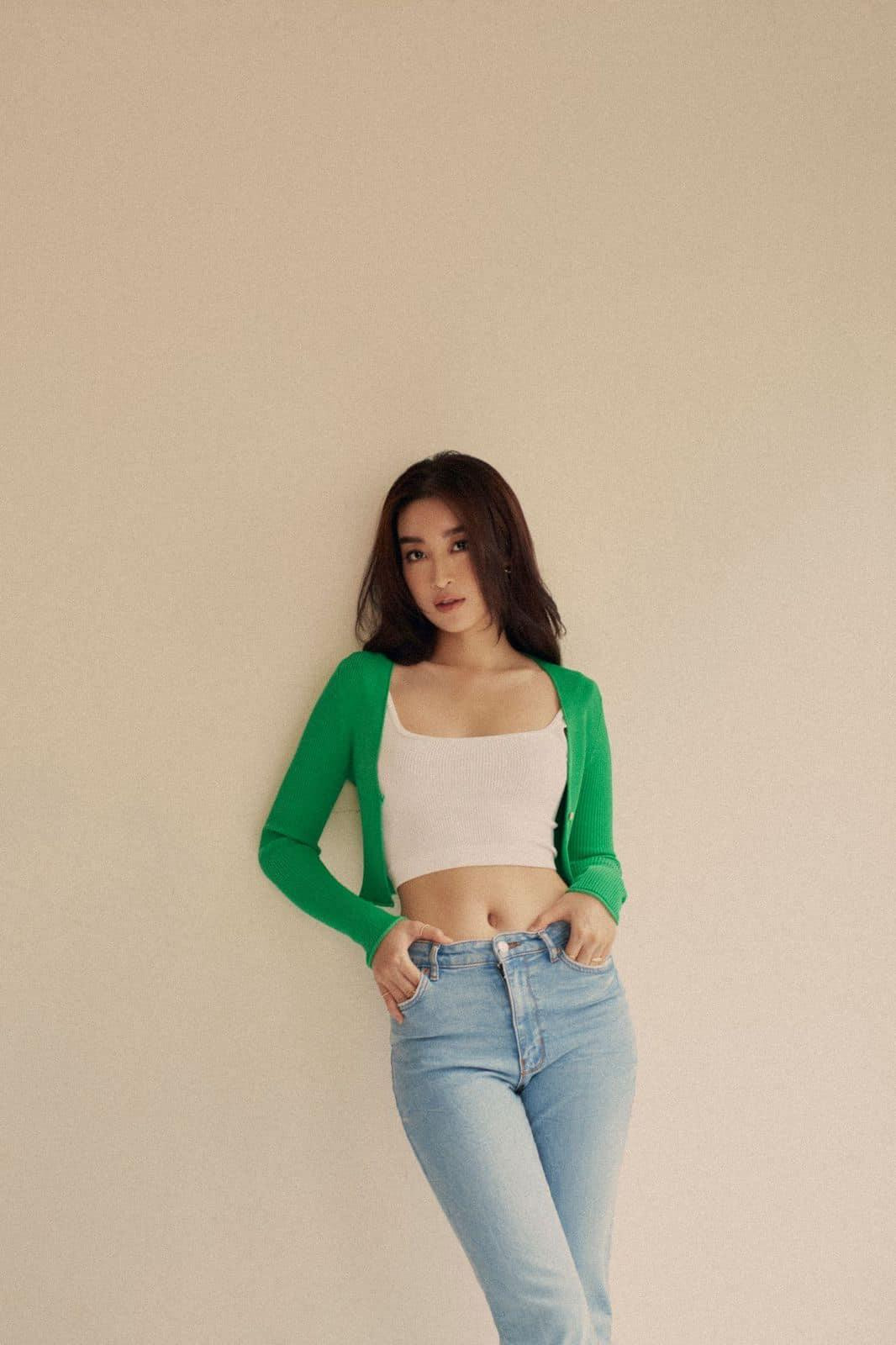 Cô rất ưa chuộng áo crop-top trắng để khoe eo thon.