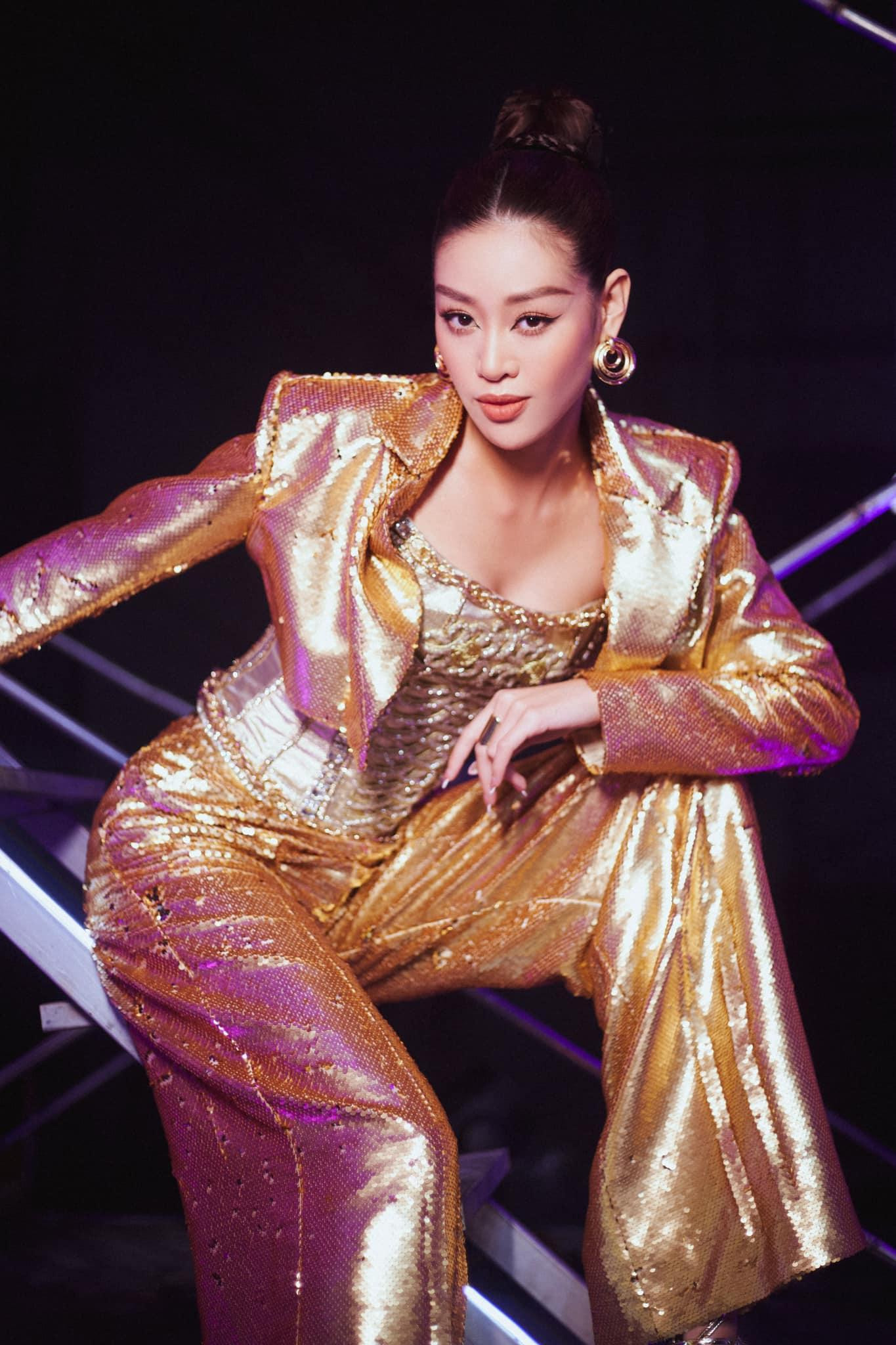 Hoa hậu Khánh Vân cá tính, quyền lực với bộ jumpsuit chất liệu sequin nổi bật.