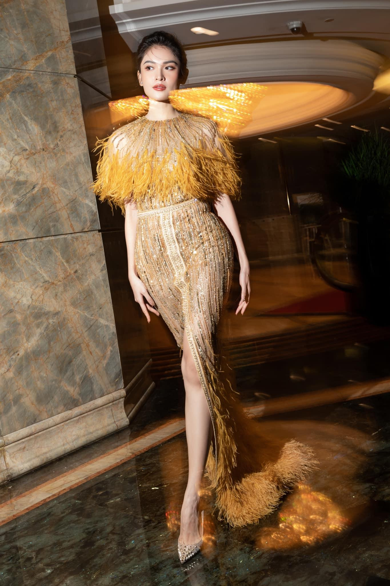 Mới đây, Á hậu Thuỳ Dung đảm nhận vai trò MC tại một chương trình. Cô diện bộ váy dát vàng đính lông vũ cực kỳ lộng lẫy và kiêu sa. Mới đây, Á hậu Thuỳ Dung đảm nhận vai trò MC tại một chương trình. Cô diện bộ váy dát vàng đính lông vũ cực kỳ lộng lẫy và kiêu sa.