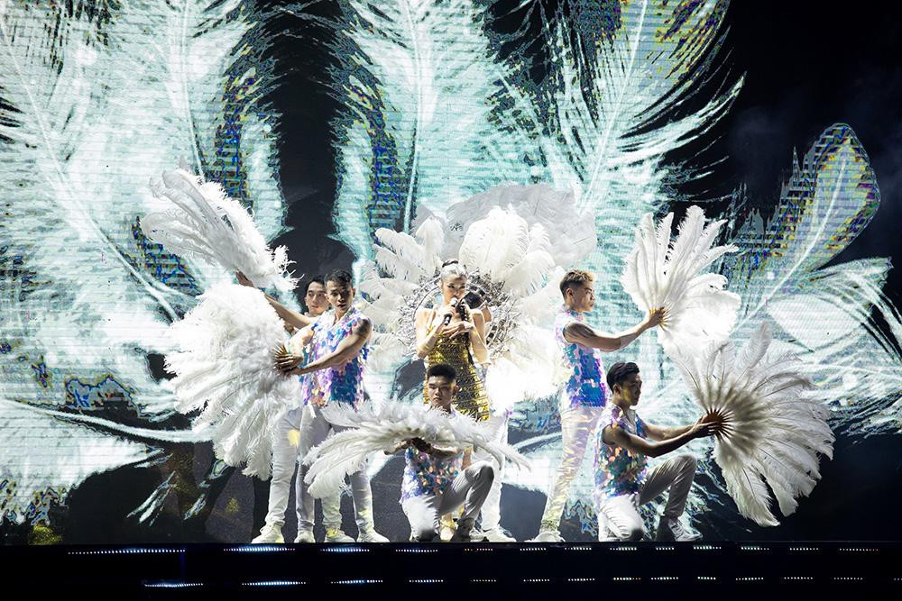 Kiều Loan nóng bỏng khi trình diễn bản hit “Thích hay là yêu còn chưa biết”.