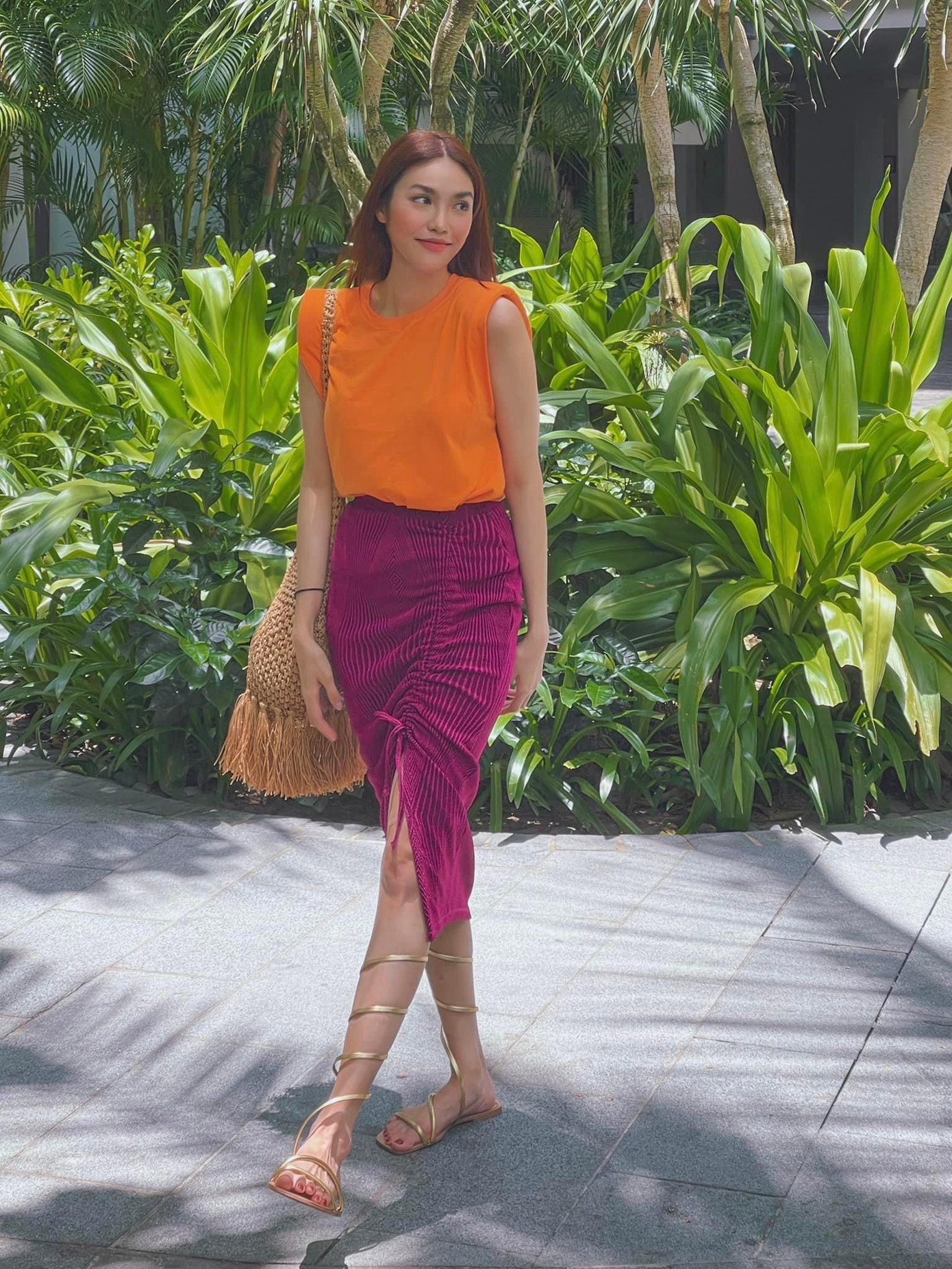 Hoa khôi Lan Khuê nổi bật trong ngày đầu hè với set đồ năng động, màu sắc.