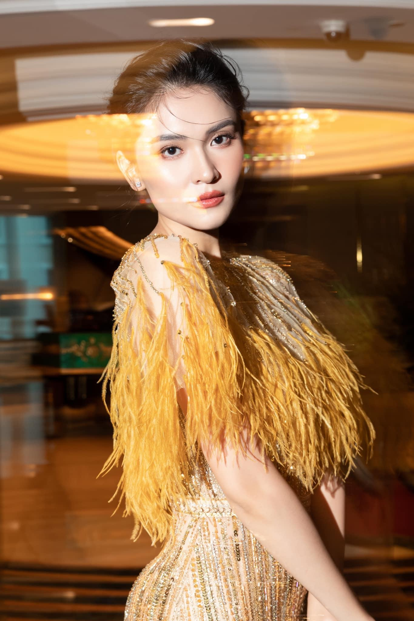 Người đẹp chọn kiểu búi tóc kiêu sa rất phù hợp với bộ váy. Người đẹp chọn kiểu búi tóc kiêu sa rất phù hợp với bộ váy.