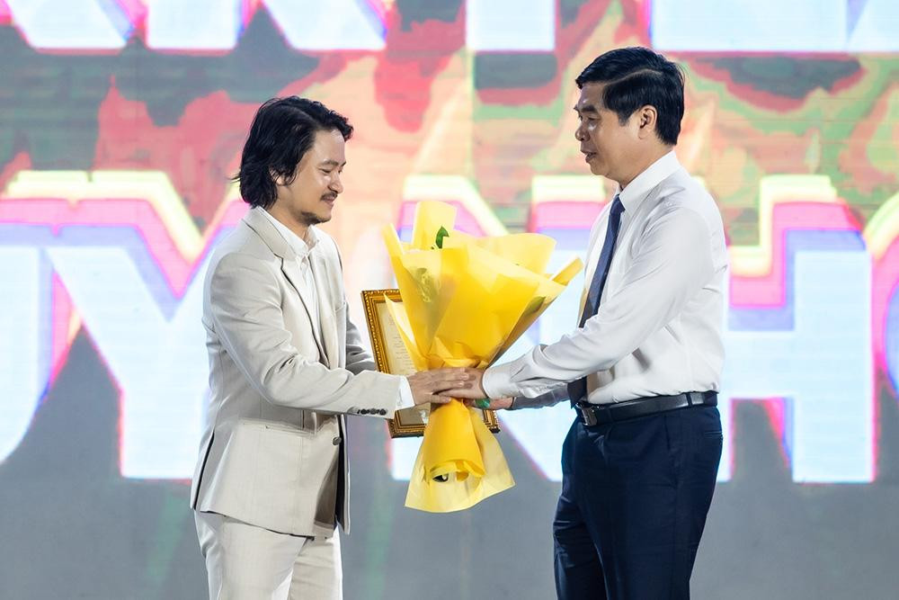 Đạo diễn Hoàng Nhật Nam nhận giấy phép tổ chức vòng chung kết cuộc thi Miss World Vietnam 2022 tại Quy Nhơn.