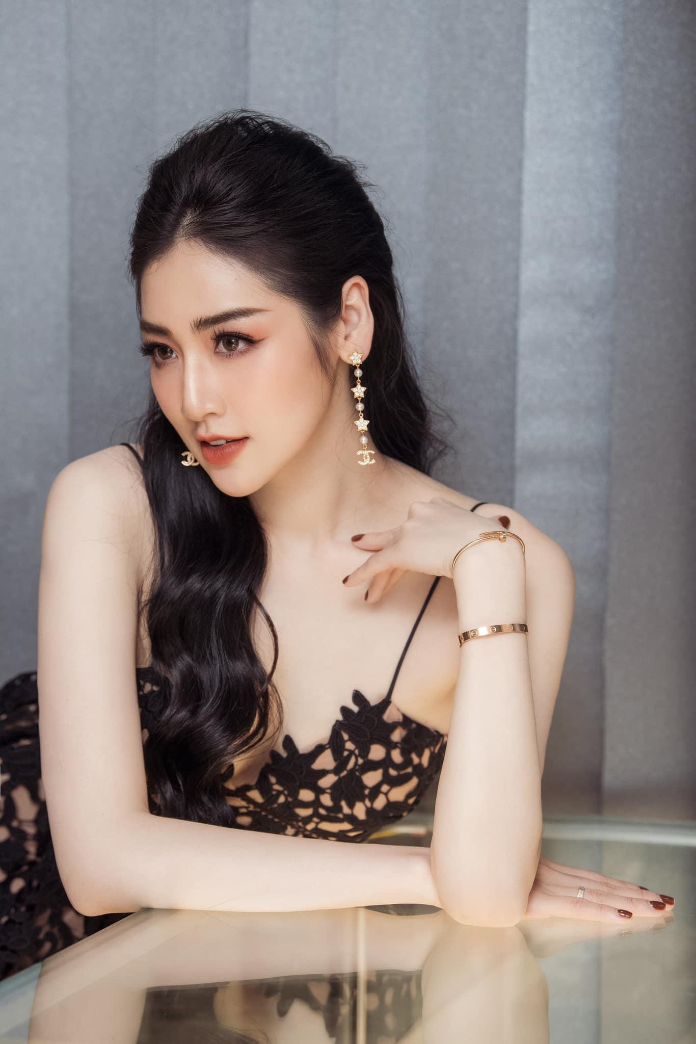 Á hậu Tú Anh diện váy ren xuyên thấu khoe làn da trắng ngần không tì vết.