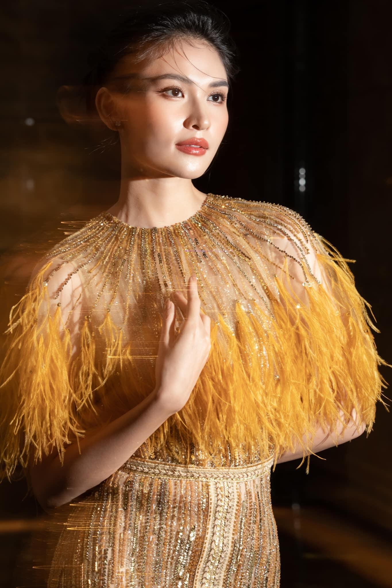 Do bộ váy đã quá lộng lẫy, cầu kỳ nên Thuỳ Dung tiết chế không sử dụng thêm trang sức để tăng thêm vẻ sang trọng. Do bộ váy đã quá lộng lẫy, cầu kỳ nên Thuỳ Dung tiết chế không sử dụng thêm trang sức để tăng thêm vẻ sang trọng.