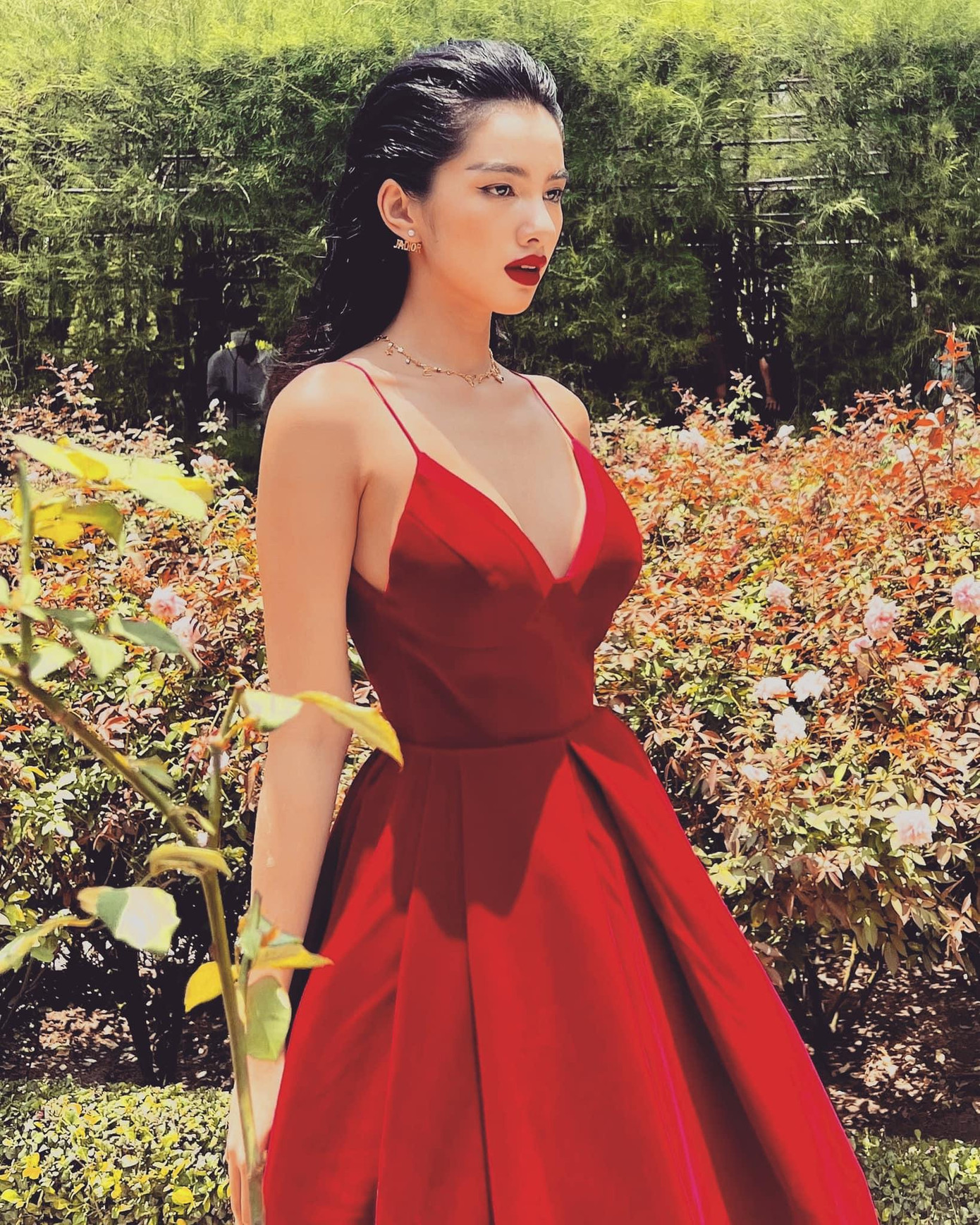 Người đẹp Cẩm Đan diện váy cúp ngực đỏ rực, khoe vòng một quyến rũ.