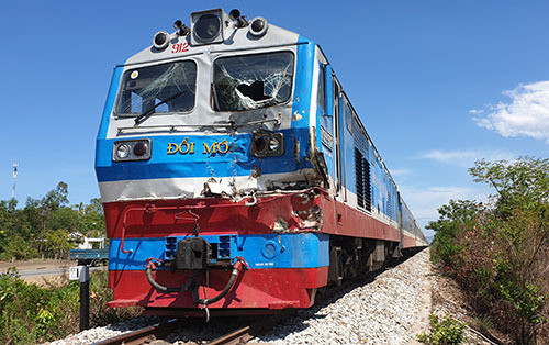 Tàu hoả húc xe tải ở Quảng Nam, tài xế văng xa 5m, tử vong ảnh 1