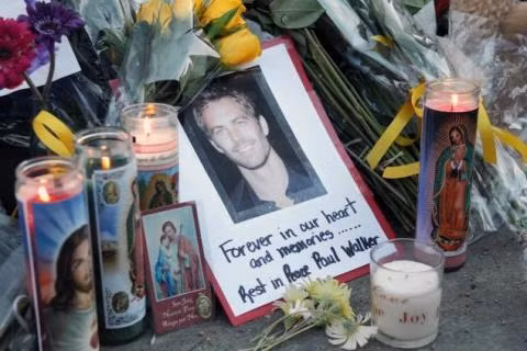 Những bức ảnh và nến được thắp lên nơi Paul Walker gặp tai nạn. Những bức ảnh và nến được thắp lên nơi Paul Walker gặp tai nạn