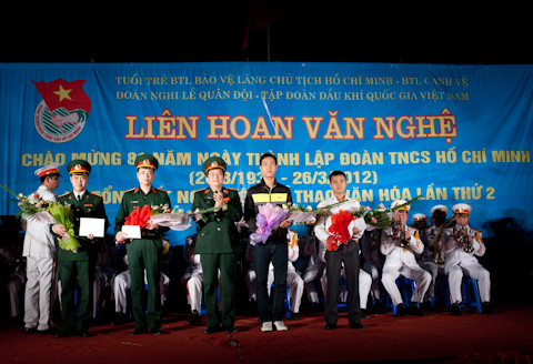 Thiếu tướng Đặng Nam Điền, Chỉnh ủy Bộ tư lệnh Bảo vệ Lăng Chủ tịch Hồ Chí Minh trao giải cho các đại diện môn bóng đá.