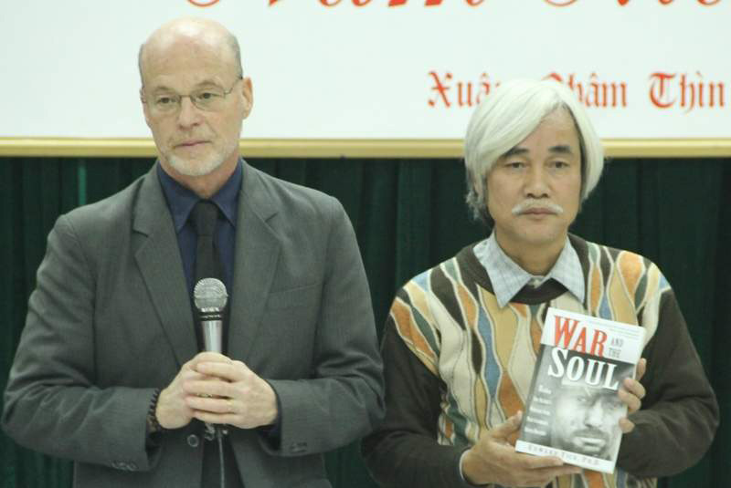 Ông Edward Tick trao sách cho Chủ tịch Hội Nhà văn Hà Nội. Ảnh: T.Toan