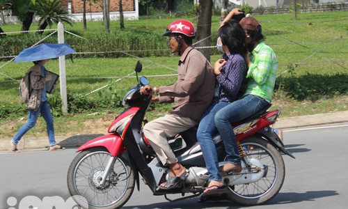 Mỗi lượt đi có giá 5k, khá hợp túi tiền sinh viên. Nếu sinh viên đi theo nhóm nhỏ khoảng 2-3 người thì các bác tài thường không đồng ý chở một người, mà phải là cả nhóm để số tiền tăng lên theo đầu người