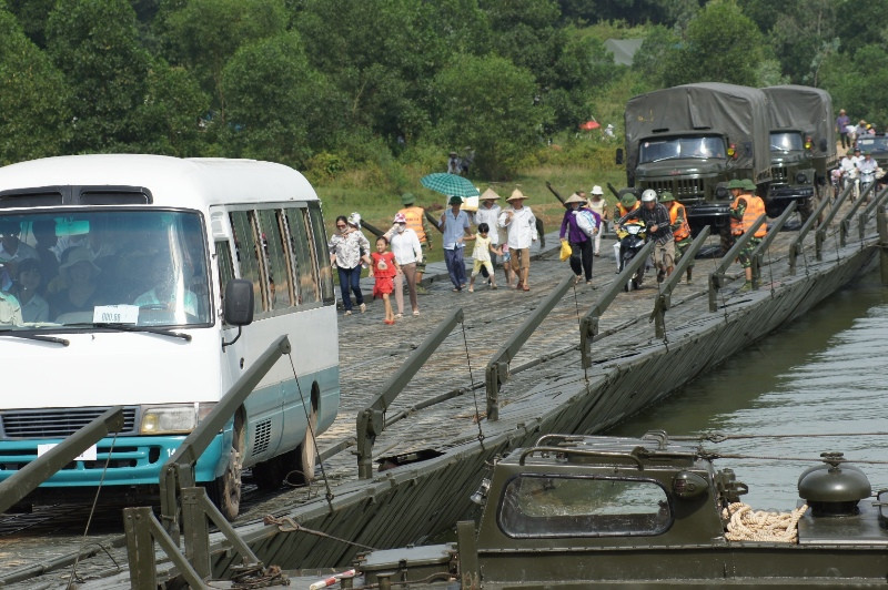 Sơ tán nhân dân và tài sản bằng mọi loại phương tiện và sức người