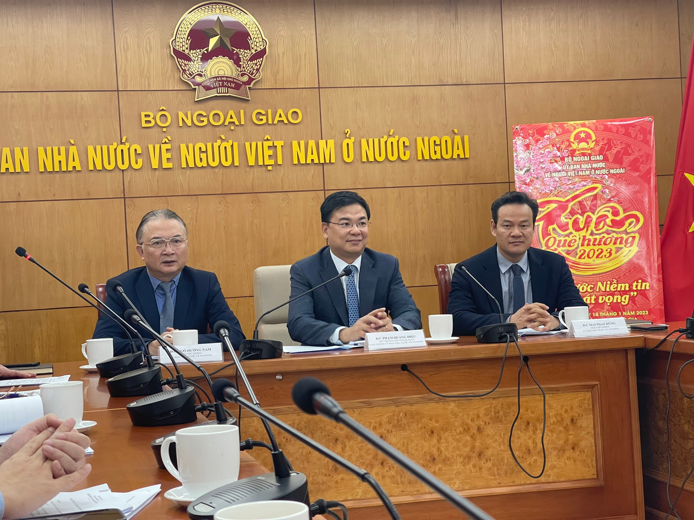 Thứ trưởng, Chủ nhiệm Ủy ban Nhà nước về người Việt Nam ở nước ngoài Phạm Quang Hiệu (giữa) cùng hai Phó Chủ nhiệm tại buổi gặp gỡ báo chí ngày 28/12. Thứ trưởng, Chủ nhiệm Ủy ban Nhà nước về người Việt Nam ở nước ngoài Phạm Quang Hiệu (giữa) cùng hai Phó Chủ nhiệm tại buổi gặp gỡ báo chí ngày 28/12.