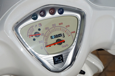 Đồng hồ hiển thị có cả đèn báo mở cốp