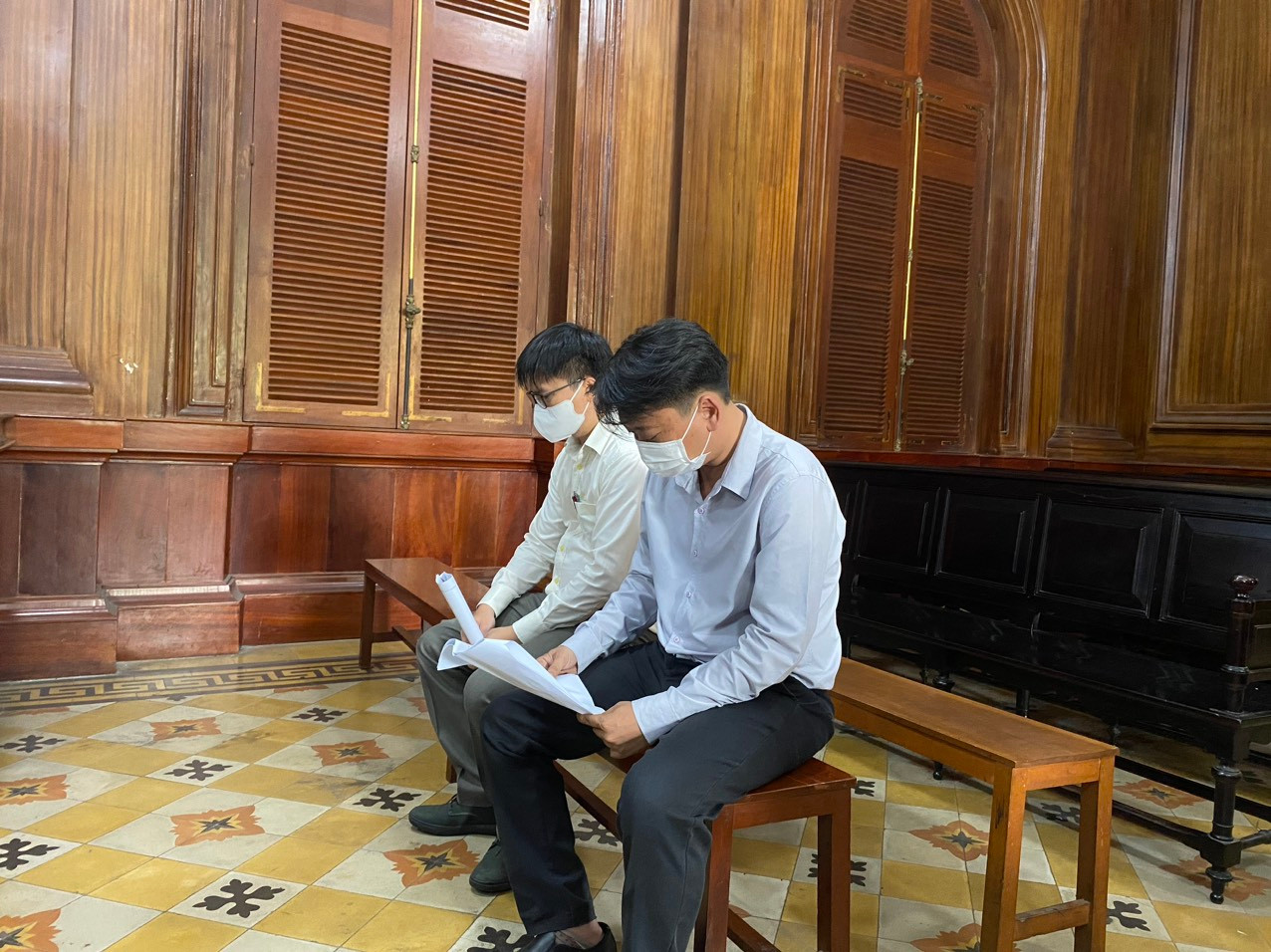 Hai bị cáo tại phiên tòa ngày 5/4.