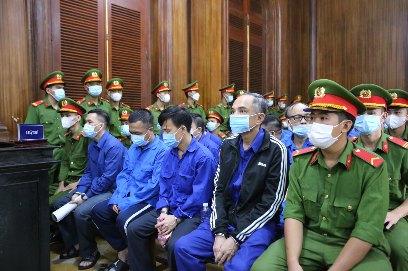 Các bị cáo tại tòa sáng nay 6/6.