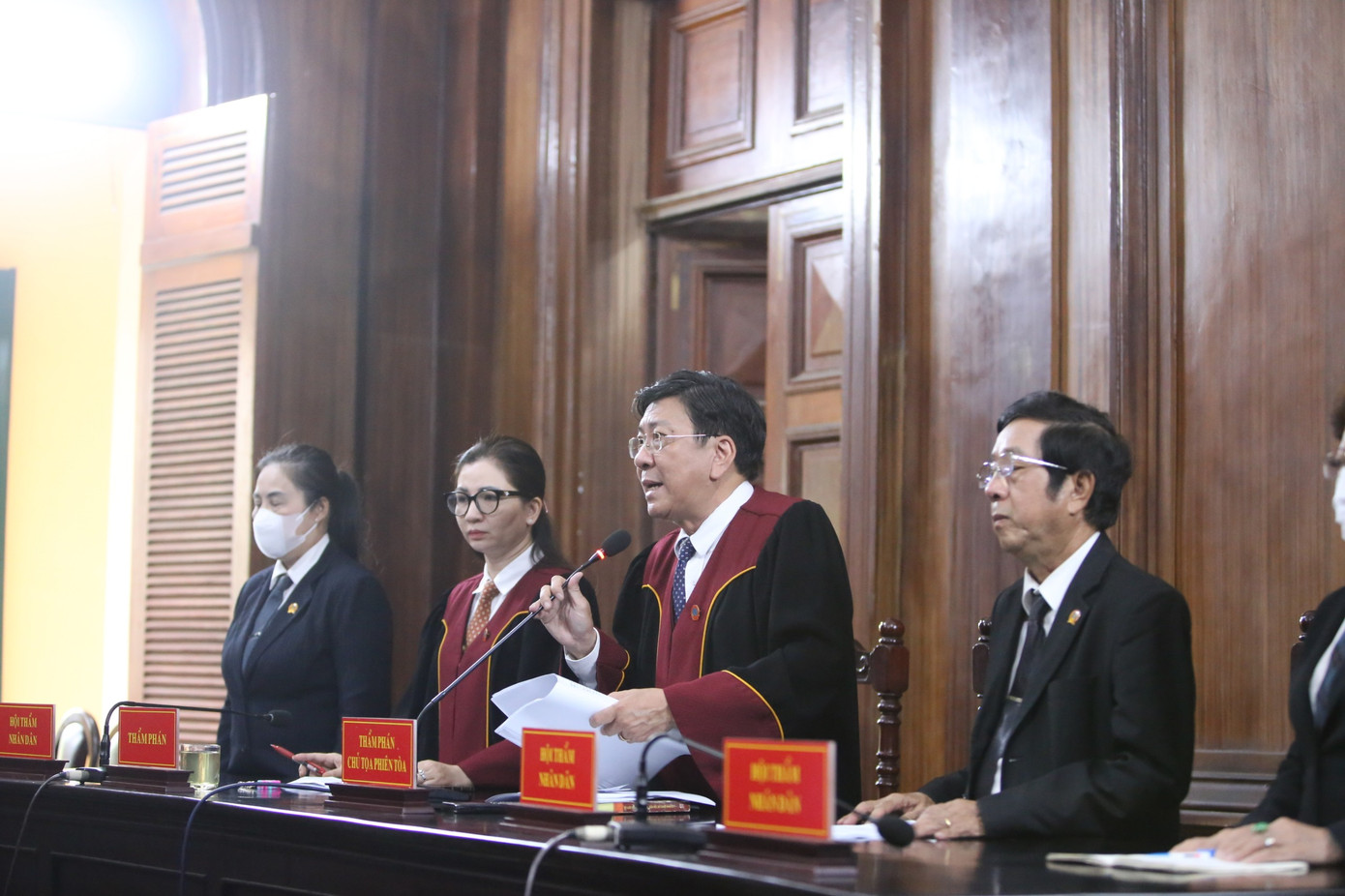 Hội đồng xét xử đang tuyên án.