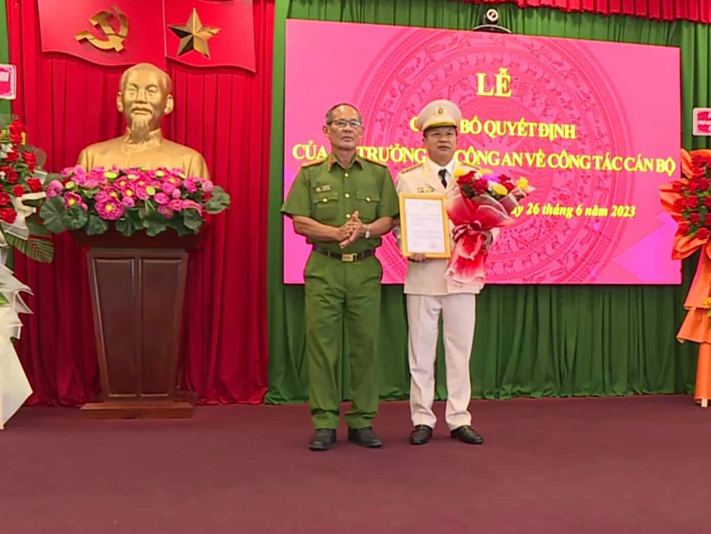 Đại tá Lý Hồng Sinh trao quyết định và tặng hoa chúc mừng thượng tá Phan Văn Triều Đại tá Lý Hồng Sinh trao quyết định và tặng hoa chúc mừng thượng tá Phan Văn Triều