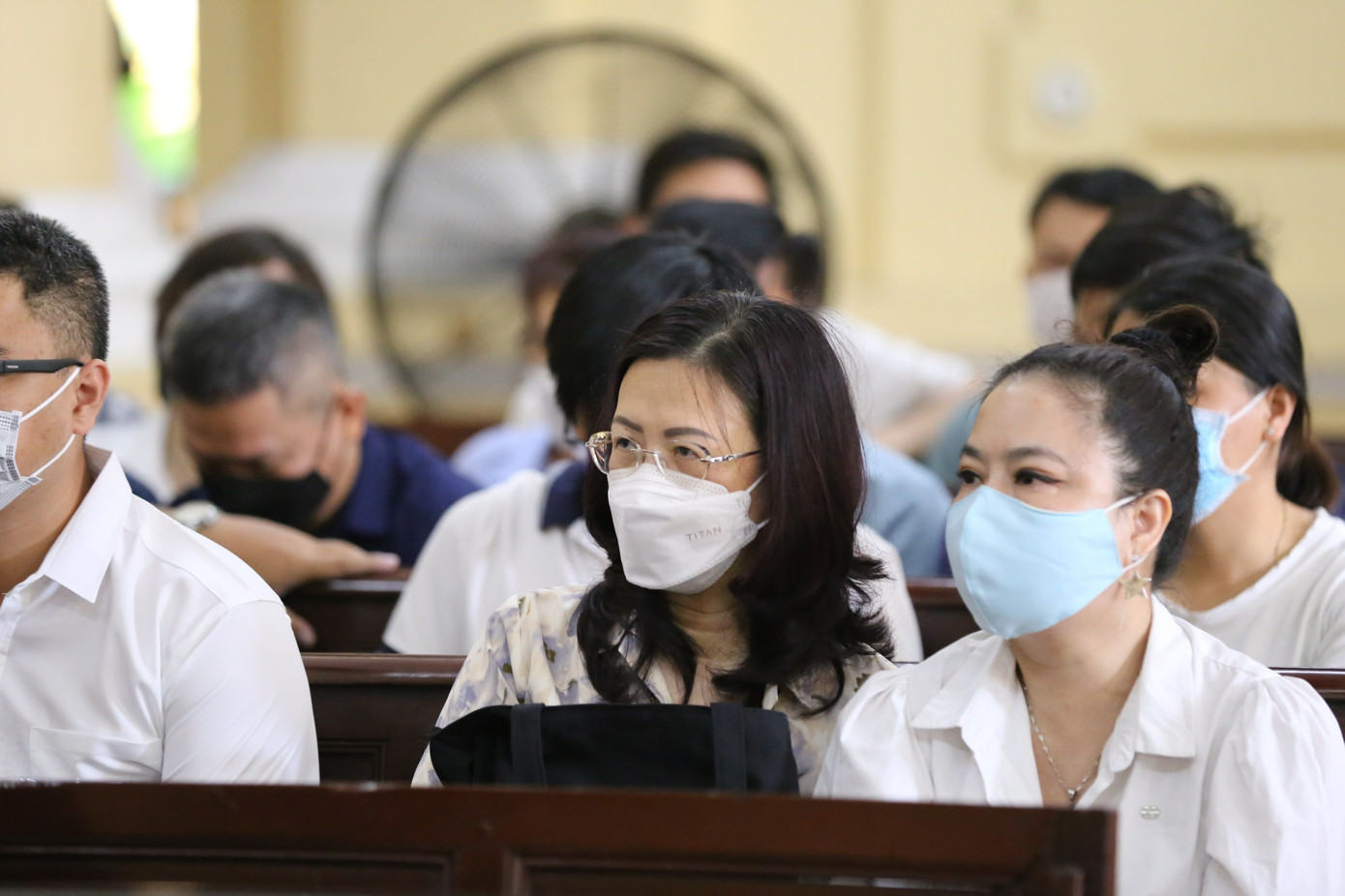 Bị cáo Nguyễn Thị Bích Hạnh (giữa) tại tòa.