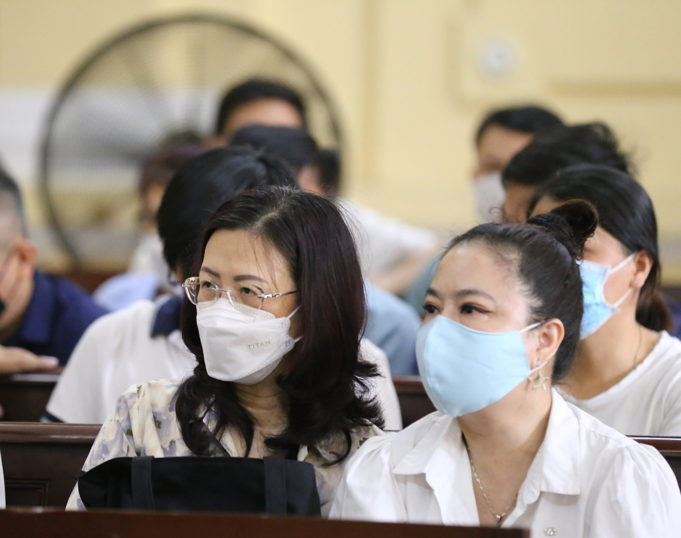 Viện Kiểm sát bảo lưu quan điểm, đề nghị HĐXX tuyên phạt từ 4-5 năm tù đối với cựu Phó Cục trưởng Cục Thuế TPHCM - bị cáo Nguyễn Thị Bích Hạnh (thứ 2, phải sang). Viện Kiểm sát bảo lưu quan điểm, đề nghị HĐXX tuyên phạt từ 4-5 năm tù đối với cựu Phó Cục trưởng Cục Thuế TPHCM - bị cáo Nguyễn Thị Bích Hạnh (thứ 2, phải sang).