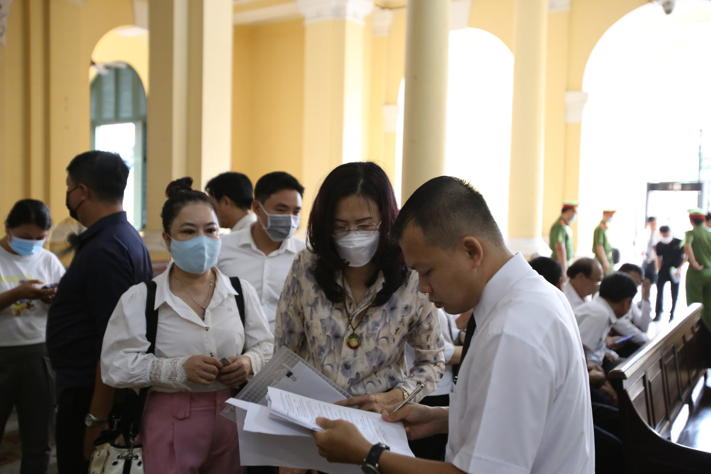 Cựu Phó Cục trưởng Cục Thuế TPHCM Nguyễn Thị Bích Hạnh (thứ 2 phải sang) tại phiên tòa. Trong vụ án này, ngành thuế TPHCM có 18 bị cáo.