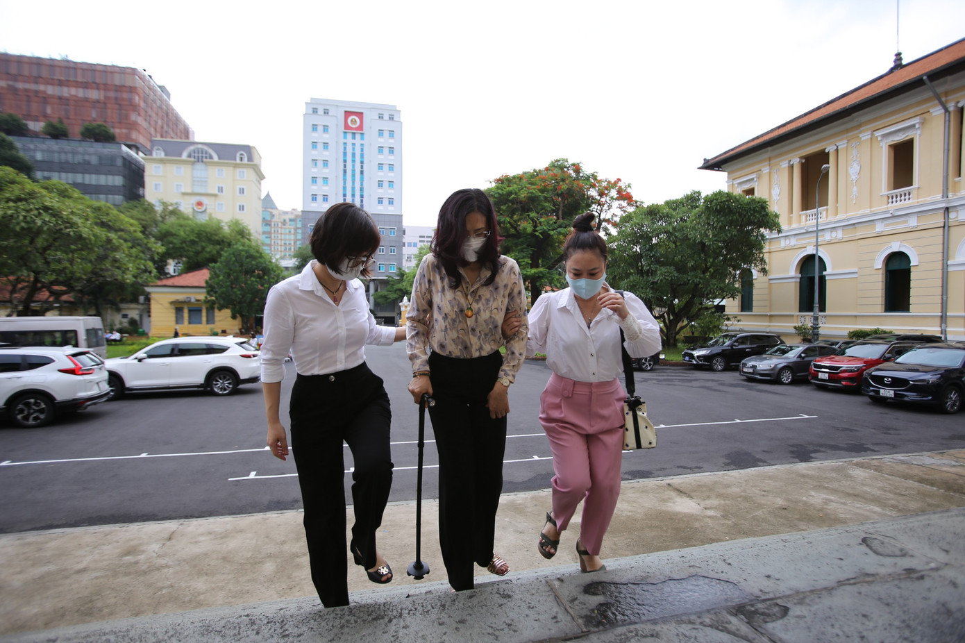 Bị cáo Nguyễn Thị Bích Hạnh (giữa) được tại ngoại và tự đến tham dự phiên tòa.