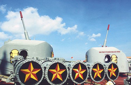 Dàn phóng ngư lôi và ụ pháo trên tàu chiến Ảnh: Thế Duyệt