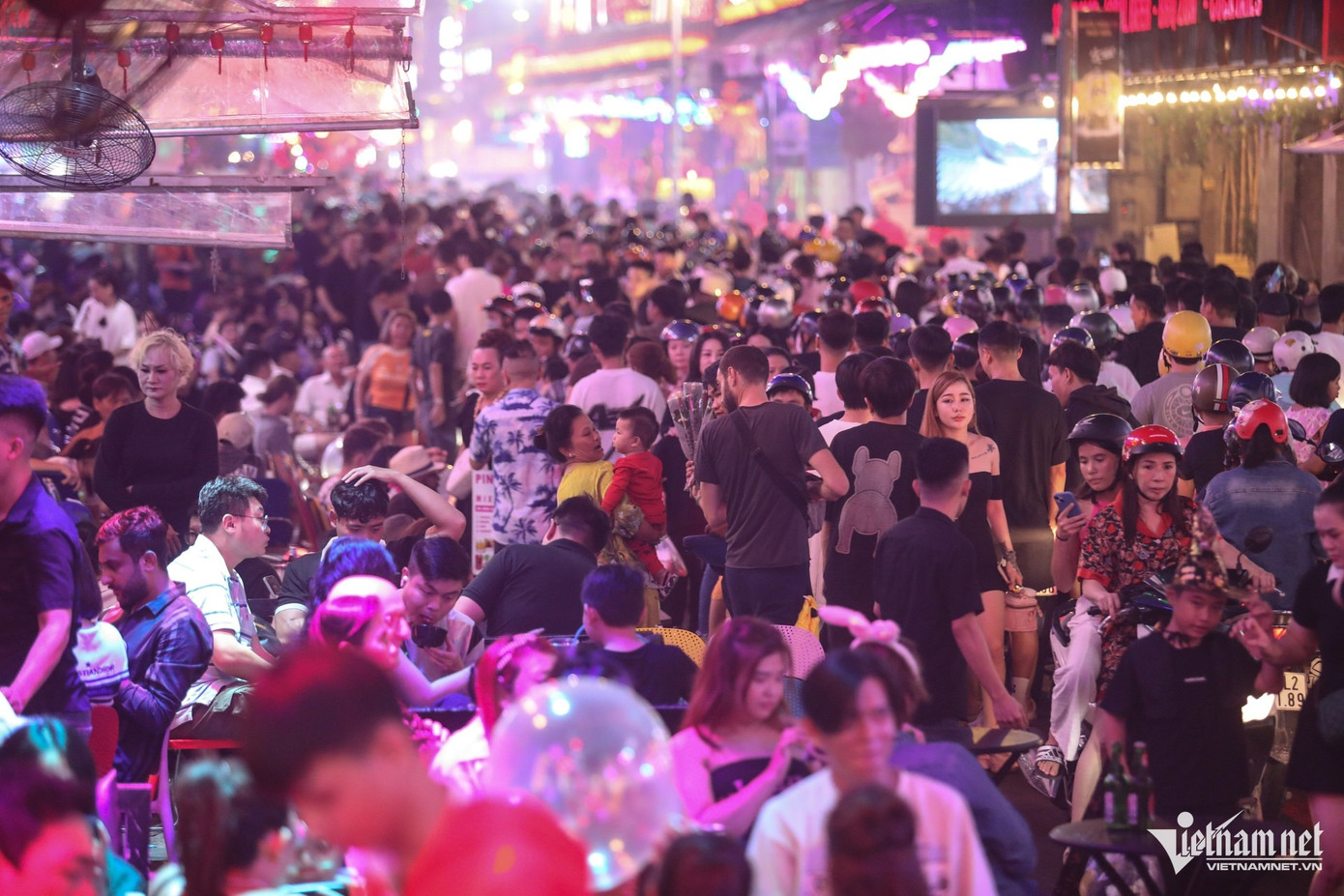 Dù chưa phải là đêm chính thức Halloween nhưng rất đông người dân, du khách đã hóa thân thành những nhân vật ma quỷ vui chơi tại khu vực phố Tây (phố Bùi Viện, quận 1, TPHCM) Dù chưa phải là đêm chính thức Halloween nhưng rất đông người dân, du khách đã hóa thân thành những nhân vật ma quỷ vui chơi tại khu vực phố Tây (phố Bùi Viện, quận 1, TPHCM)