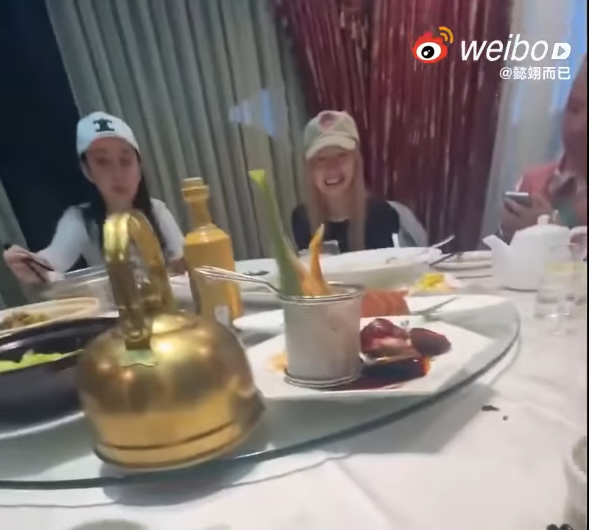 Trịnh Sảng khiến cư dân mạng không thể nhận ra vì nhuộm tóc. Trịnh Sảng khiến cư dân mạng không thể nhận ra vì nhuộm tóc.